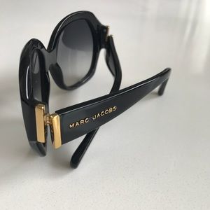 Sassy & chic black Marc by Marc Jacobs sunglasses
